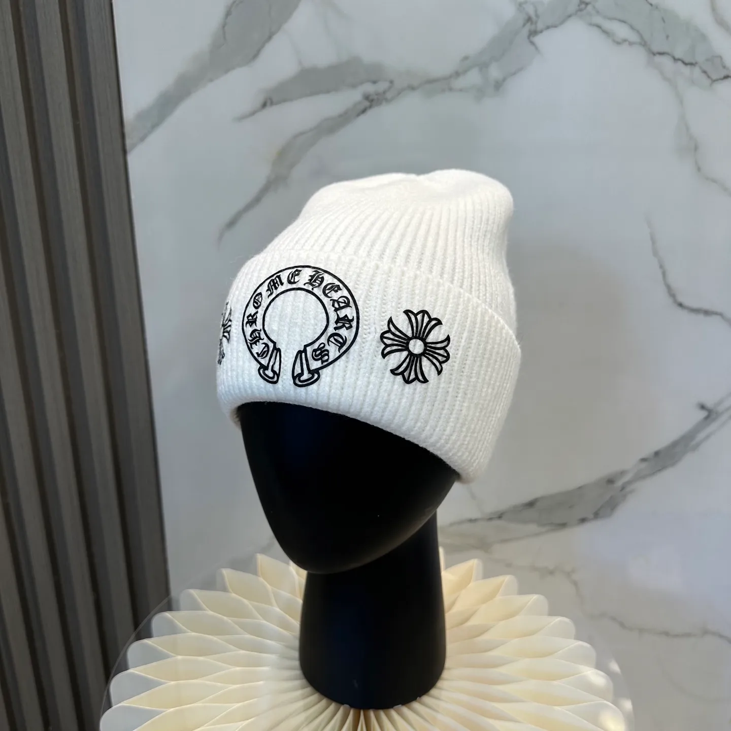 P70 🤍Chrome hearts new autumn and winter cross knitted hat🧶 One of the must-have hats in autumn and winter~ It really looks good on whoever wears it~, it is also a perfect match in black and white and gray in autumn~
